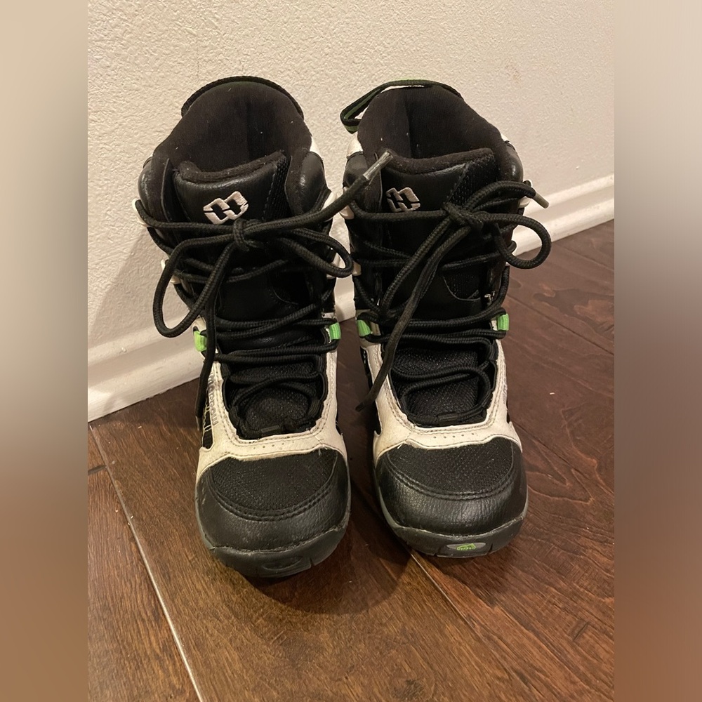 Morrow Boys Snowboard Boots Size 1